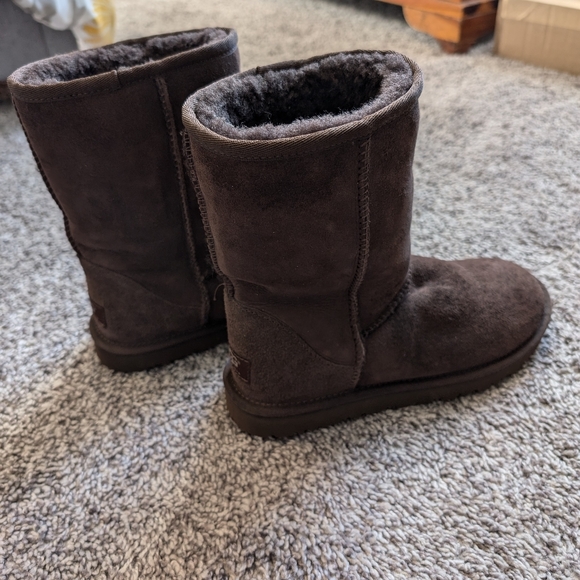 UGG Classic II Short in Burnt Cedar (Women's 6/Kids 4) - Picture 5 of 5